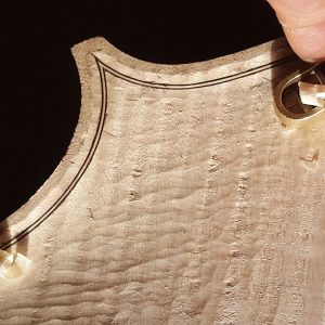 Travail du bois par un luthier