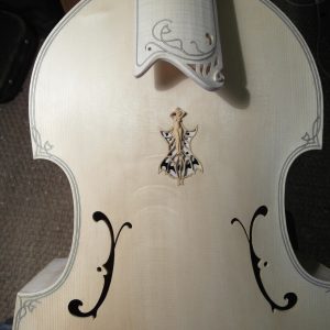 Sculpture de fée sur violon