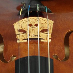 Chevalet sculpté et cordes de violon