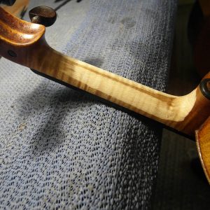 Manche d'un violon en construction