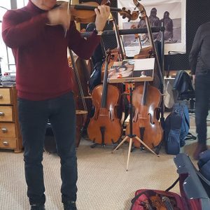 Homme debout jouant du violon