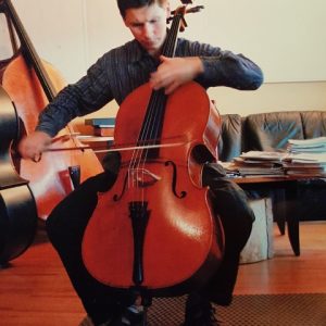 Homme assis jouant du violoncelle
