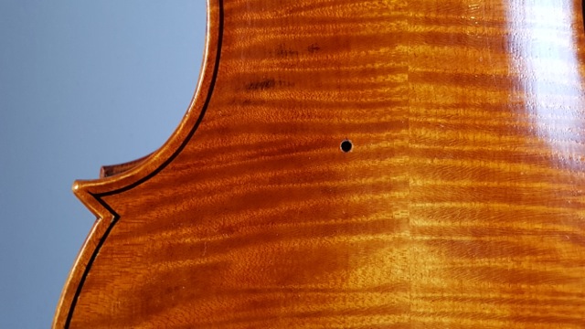 vue d'une partie de l'échancrure d'un violon